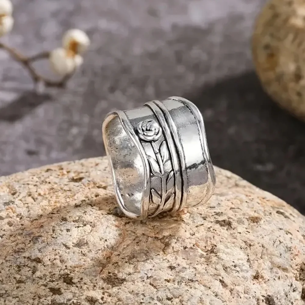 NEW! Vintage look rose ring BOUTIQUE